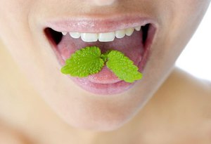 طرق التخلص من رائحة الفم الكريهة