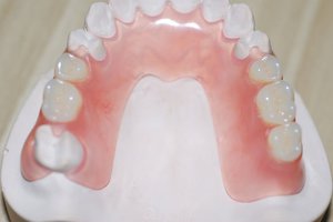 أطراف نايلون جميلة - فك زائف مريح.